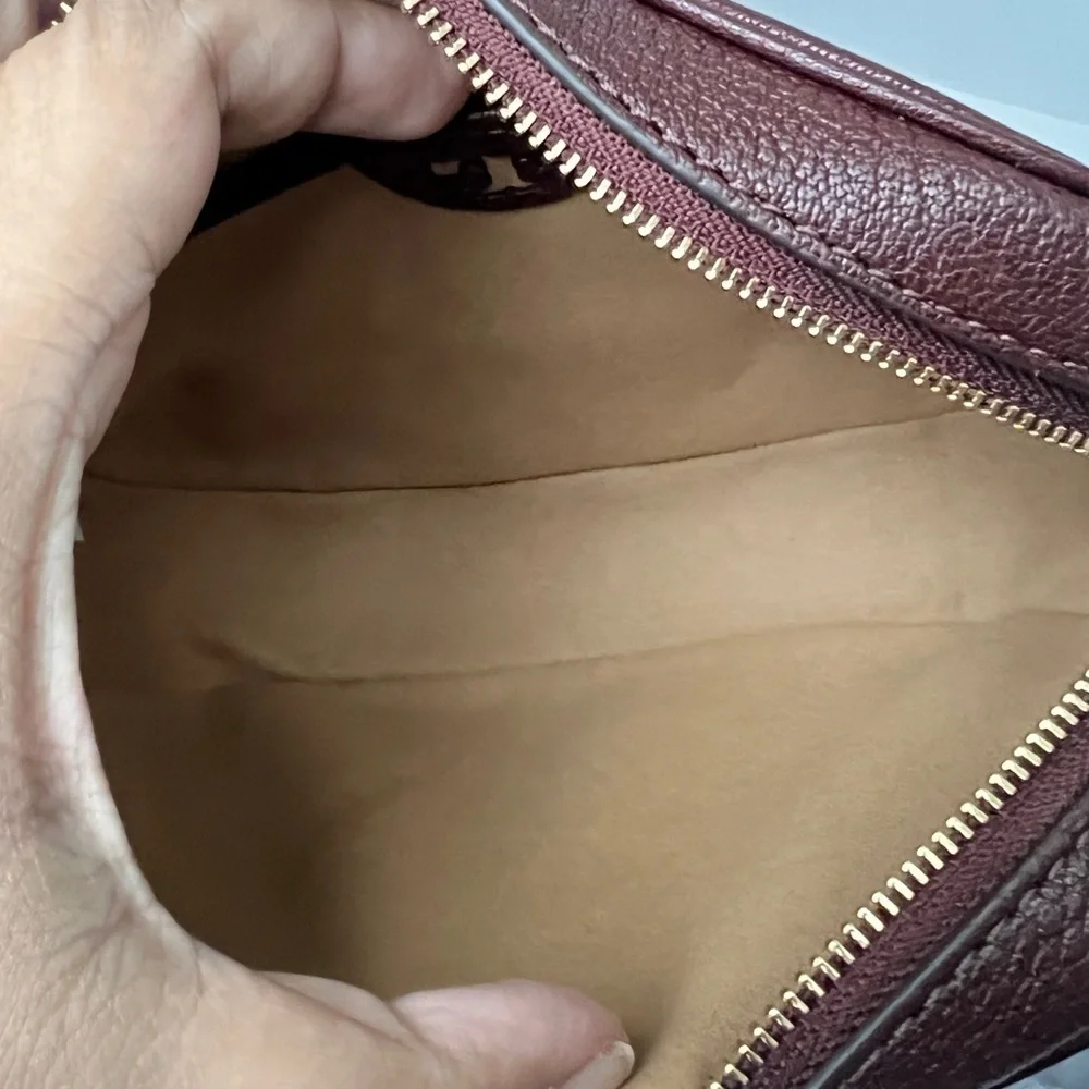 TORY BURCH • TEXTURED MCGRAW LEATHER CAMERA BAG- color WINE - Picture 11 of 16